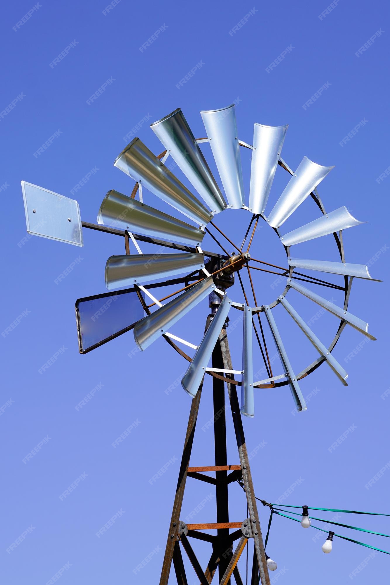 Moinho De Vento Para Gerar Energia Eólica Soprando Nuvens Do Céu Nascendo  Sol Nascer Foto de Stock - Imagem de ecologia, noite: 233345874