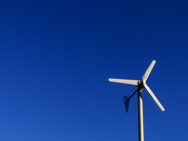 Moinho de vento sobre o céu azul, energia do recurso de sustentação.