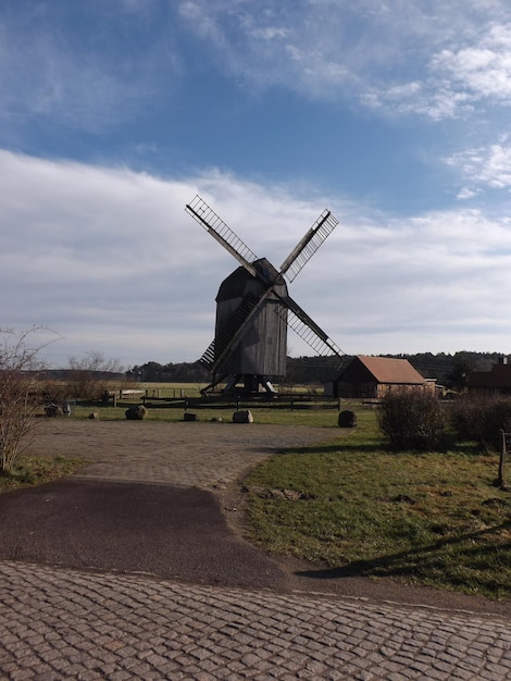 Foto moinho de vento tradicional em campo contra o céu