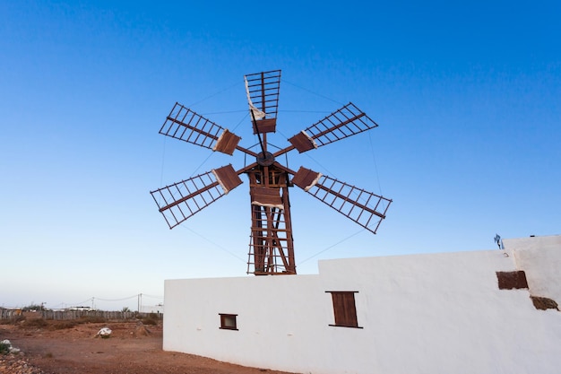 Moinho de vento tradicional em Fuerteventura, Ilhas Canárias, Espanha