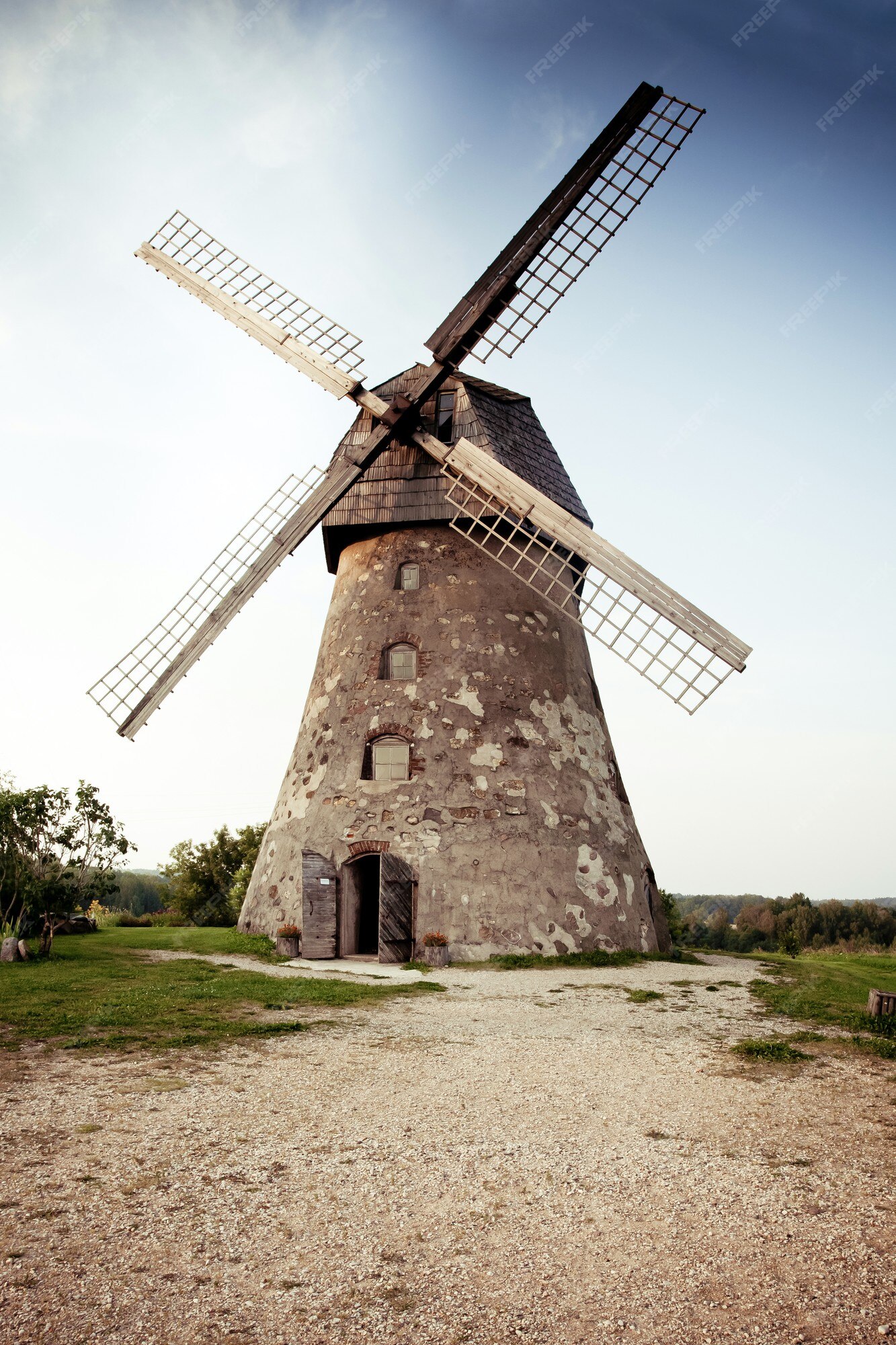 Foto de Vista Sobre Moinho De Vento Medieval Vidzeme Letônia e