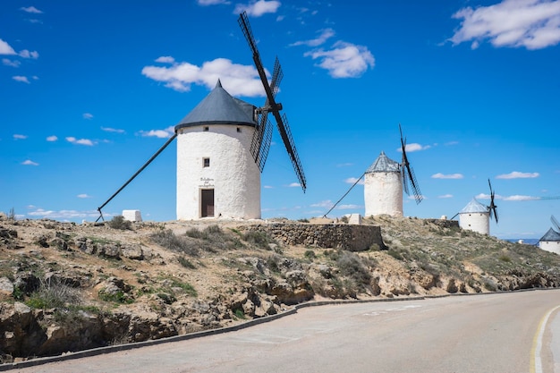 moinhos de cereais mítico Castela na Espanha, Don Quixote, paisagem castelhana com arquitetura muito antiga