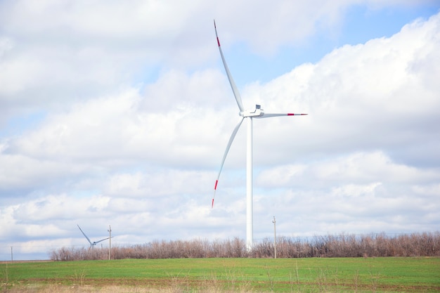 Moinhos de vento ao longo da estrada. os moinhos de vento geram eletricidade. usina eólica. fontes de energia renováveis