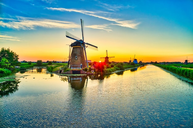 Foto moinhos de vento ao pôr do sol em kinderdijk holanda