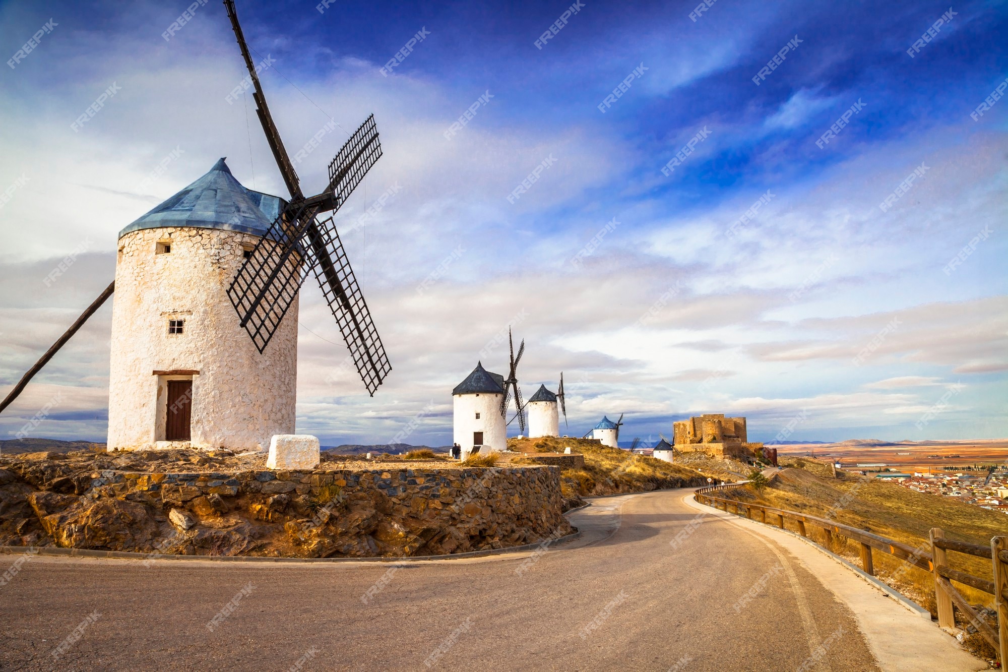 Moinhos de vento em belmonte, cuenca, espanha fotomural • fotomurais  destino de viagem, lugar famoso, medieval