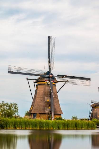 Moinhos de vento de Kinderdijk, ao lado de Roterdã, na Holanda.