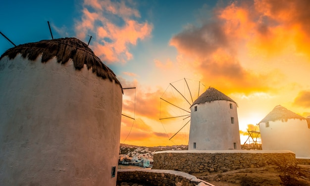 Moinhos de vento de Mykonos ao pôr do sol