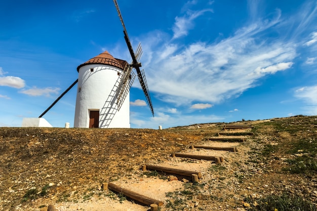 Moinhos de vento de pedra antigos em la mancha. céu azul com nuvens.