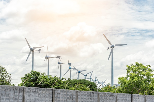 Moinhos de vento elétricos para geração de fã de energia, tecnologia e conceito de natureza