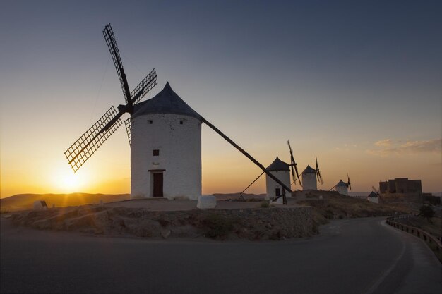 Foto moinhos de vento em consuegra castelala mancha espanha quixote cervantes