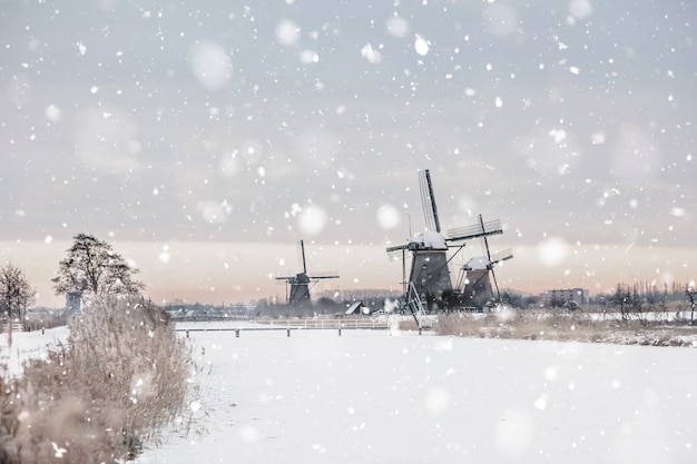 Moinhos de vento em Kinderdijk, Holanda no inverno