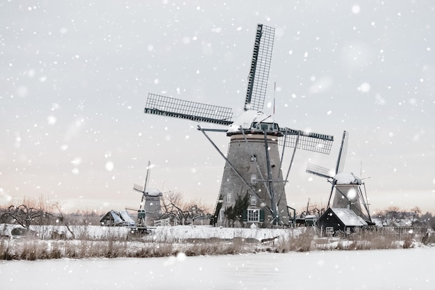 Moinhos de vento em kinderdijk, holanda no inverno