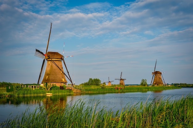 Moinhos de vento em kinderdijk na holanda holanda