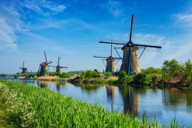 Moinhos de vento em Kinderdijk na Holanda. Países Baixos