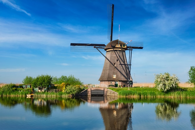 Moinhos de vento em kinderdijk na holanda. países baixos