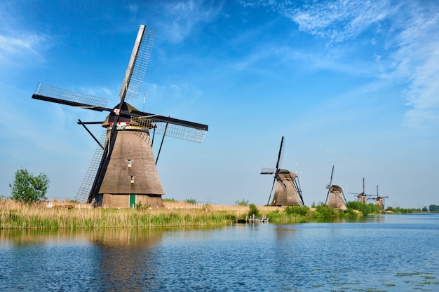 Moinhos de vento em Kinderdijk na Holanda. Países Baixos