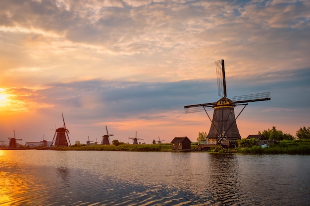 Moinhos de vento em kinderdijk, na holanda