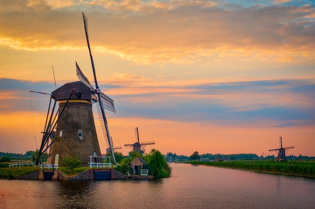 Moinhos de vento em kinderdijk, na Holanda