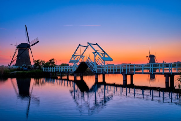 Moinhos de vento em kinderdijk, na Holanda