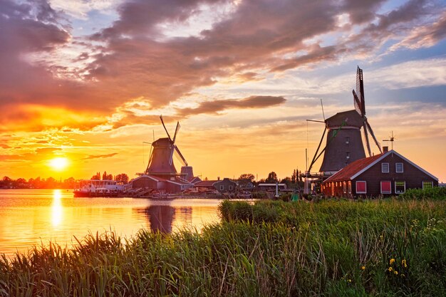 Moinhos de vento em zaanse schans na holanda no pôr do sol zaandam nether