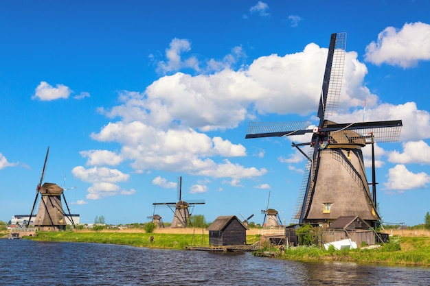 Moinhos de vento famosos na vila de Kinderdijk na Holanda.