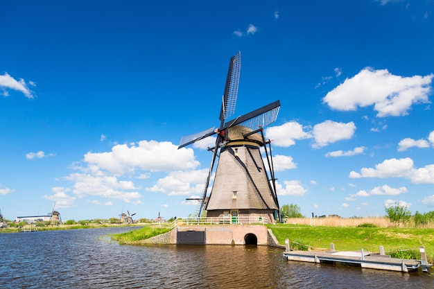 Moinhos de vento famosos na vila de Kinderdijk na Holanda