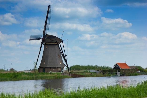 Moinhos de vento holandeses na margem do rio, Kinderdijk, Holanda