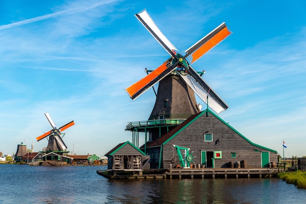 Moinhos de vento holandeses tradicionais situados pelo rio zaan, em zaanse schans, países baixos.