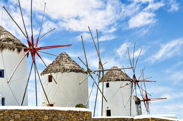 Moinhos de vento na ilha de Mykonos, no arquipélago das Cíclades, mar Egeu, Grécia.