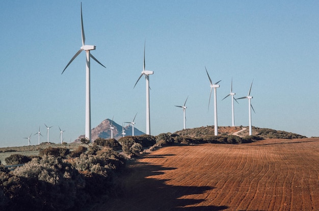 Moinhos de vento na paisagem contra o céu azul claro