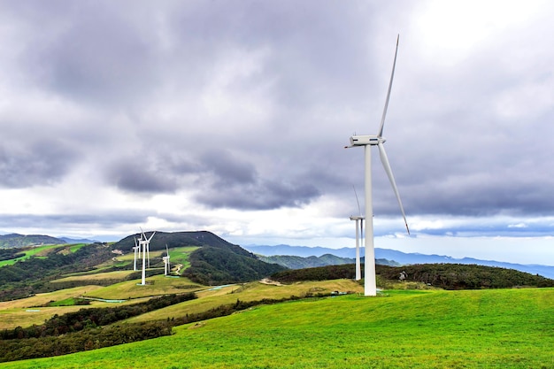 Moinhos de vento no campo contra o céu