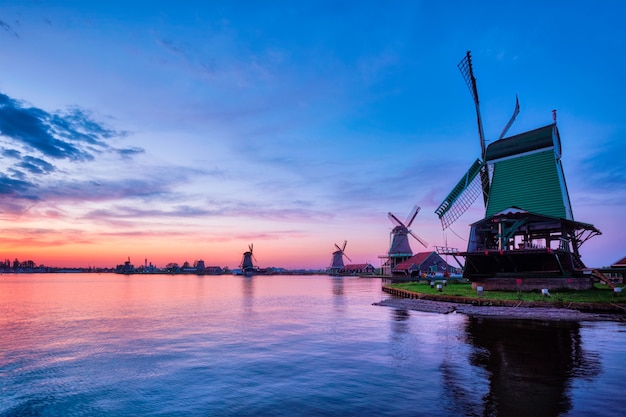 Moinhos de vento no local turístico famoso Zaanse Schans na Holanda com céu dramático. Zaandam, Holanda