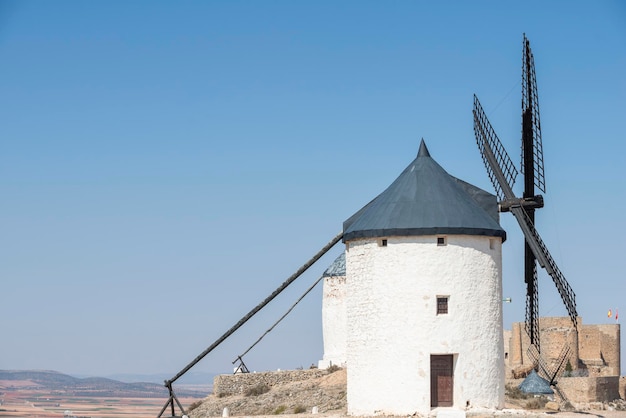 Moinhos de vento ou gigantes na rota turística Don Quixote entre as fazendas de Castilla la Mancha