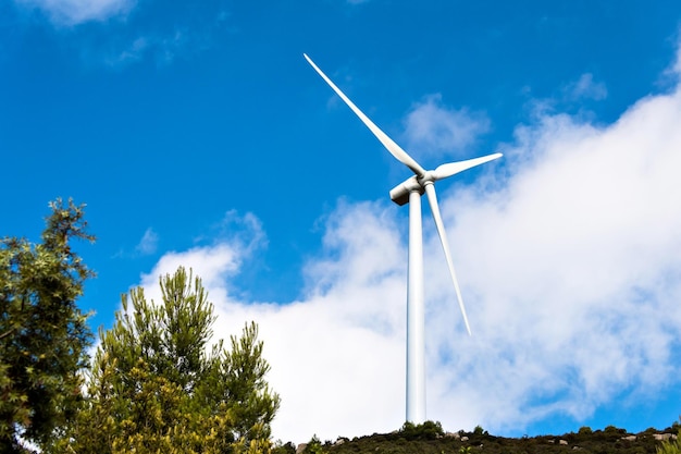 Moinhos de vento para a produção de energia elétrica. Província de parques eólicos de energia renovável de Barcelona.