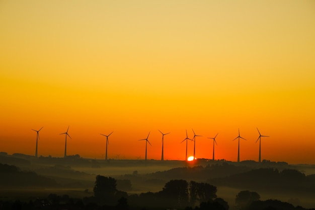 Moinhos de vento para geração de eletricidade ao nascer do sol