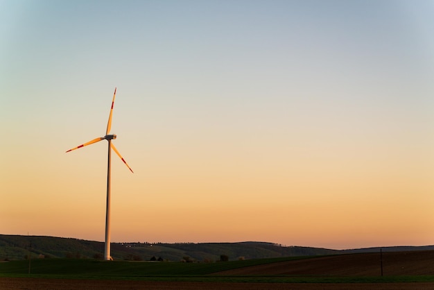 Moinhos de vento para produção de energia elétrica ao pôr do sol