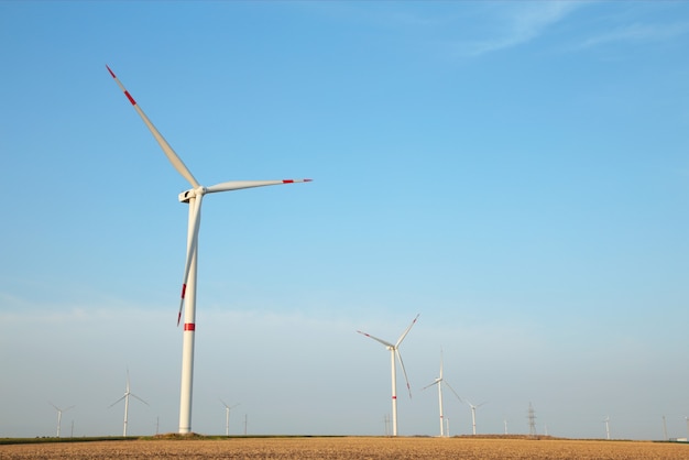 Moinhos de vento para produção de energia elétrica em um dia ensolarado. Vista do topo