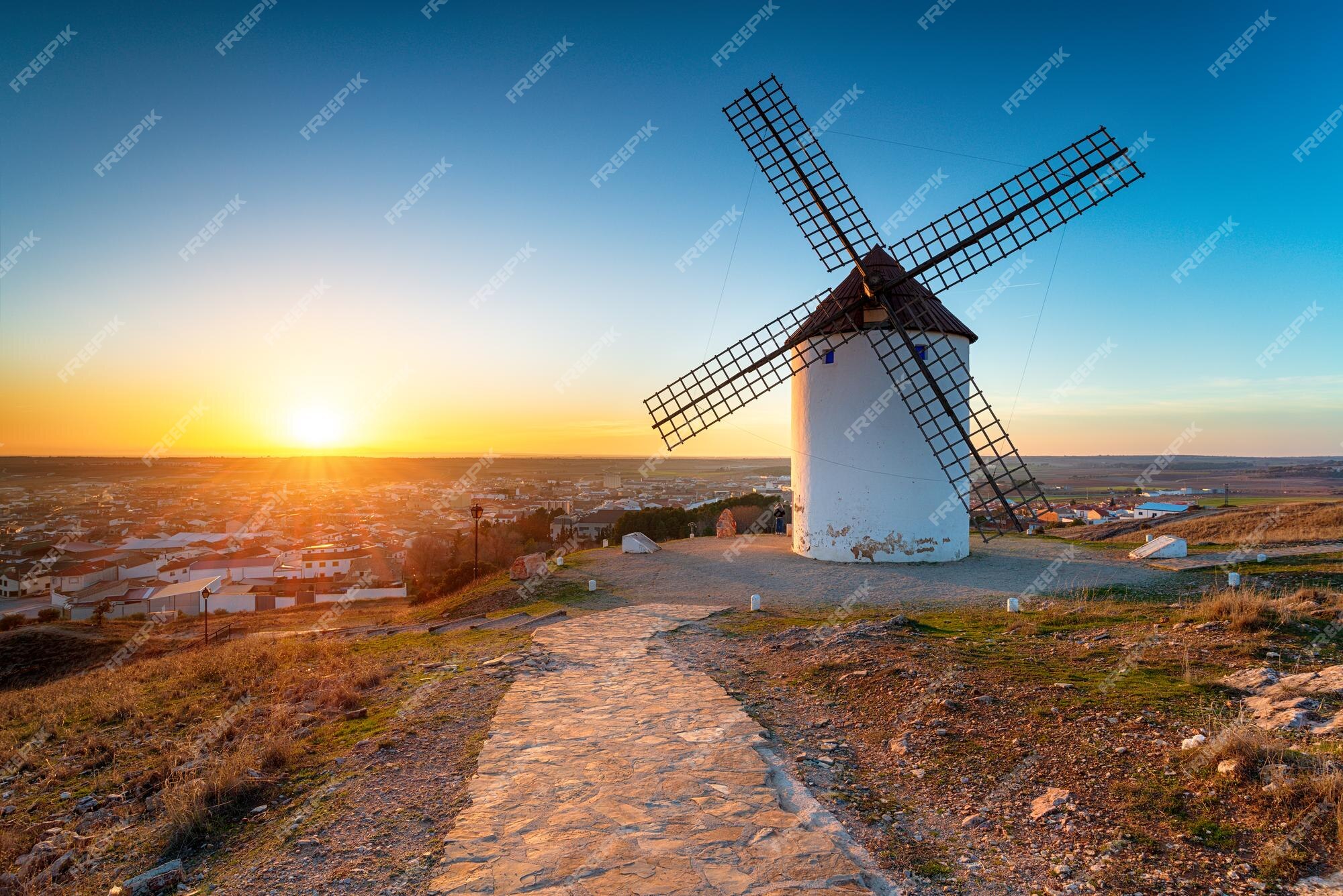 Foto de Vista Sobre Moinho De Vento Medieval Vidzeme Letônia e