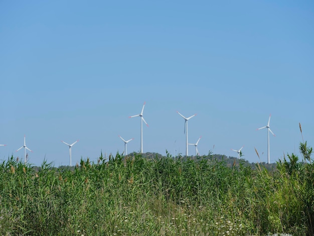 Moinhos de vento produzindo energia na natureza