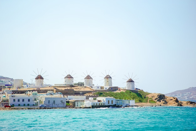 Moinhos de vento tradicionais velhos sobre a cidade de Mykonos.