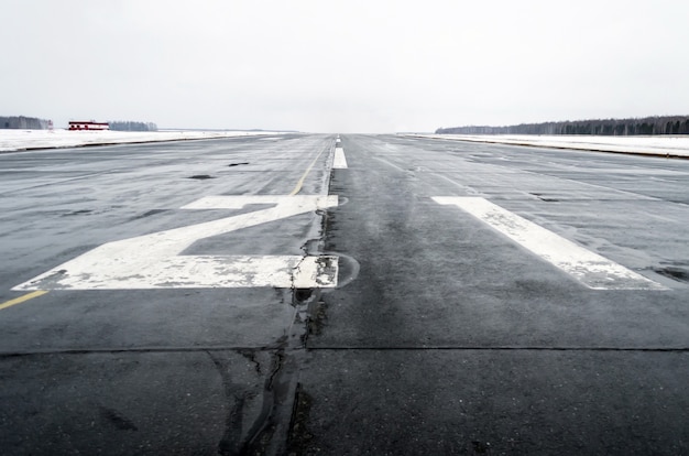 Mojado al aeropuerto en tiempo nublado en invierno.