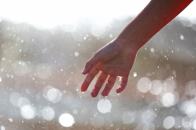 Moje la mano de un hombre en una superficie borrosa