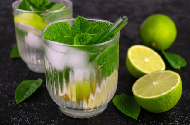 Mojito sin alcohol con lima sobre fondo negro Bebida refrescante de verano Primer plano