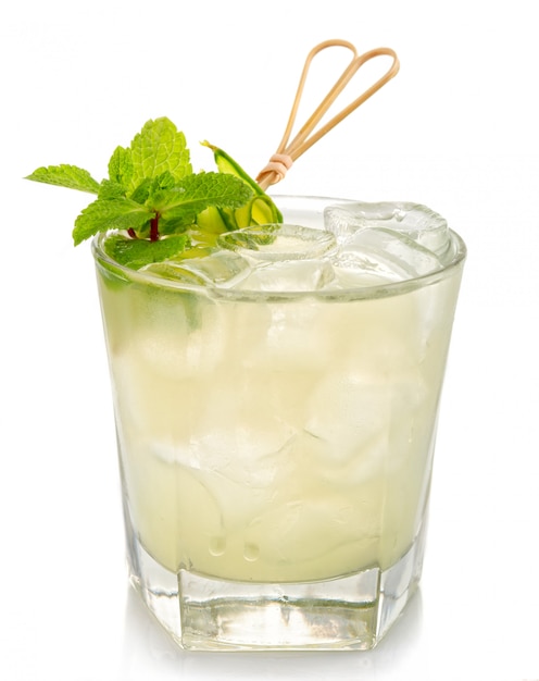 Mojito álcool cocktail com hortelã fresca isolado no branco