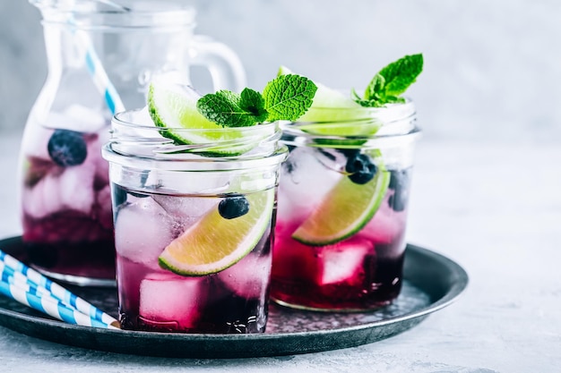 Mojito de arándanos con lima y menta fresca Bebidas heladas de verano en tarro de cristal