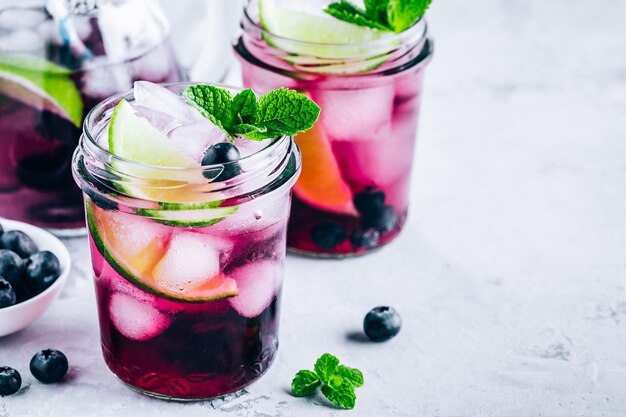 Mojito de arándanos con lima y menta fresca Bebidas heladas de verano en tarro de cristal