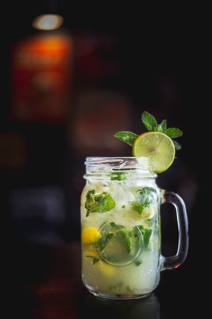 Mojito en una barra de ambiente oscuro