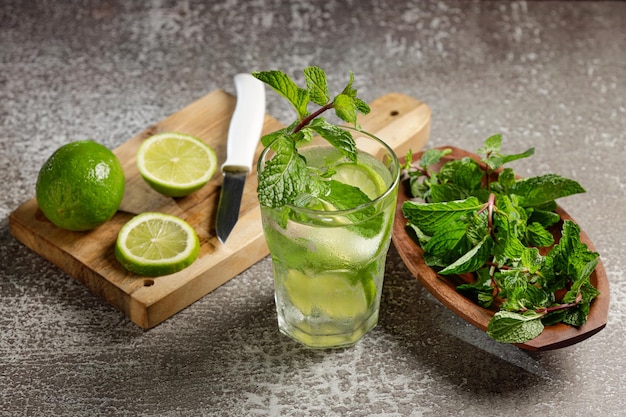 Mojito Bebida hecha con menta de limón y ron