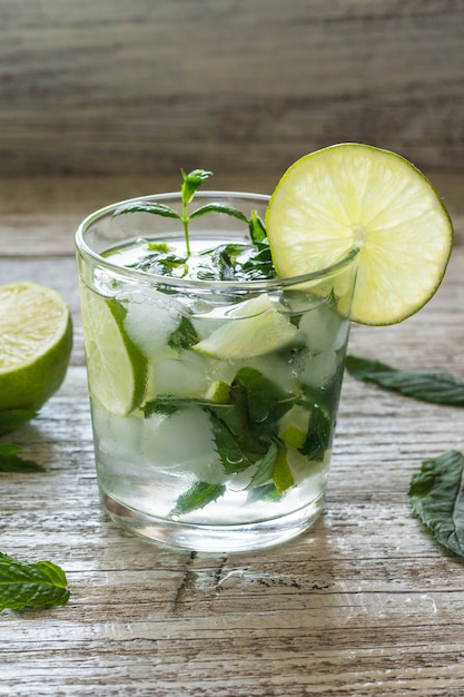 Mojito cocktail com limão e hortelã em copo alto