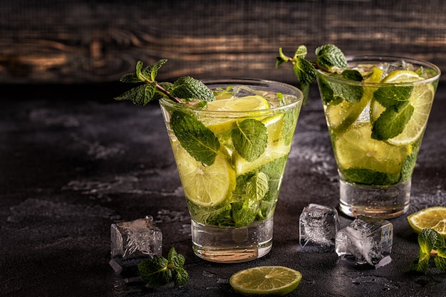 Mojito cocktail com limão e hortelã